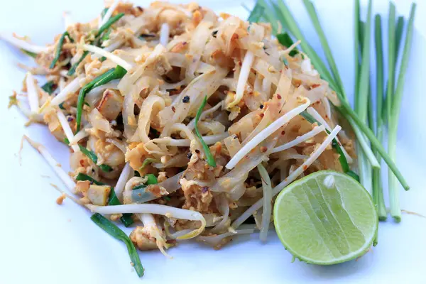 Pad Thai Gesauteerde Rijstnoedels Met Garnalen Witte Schotel Geïsoleerd Witte — Stockfoto