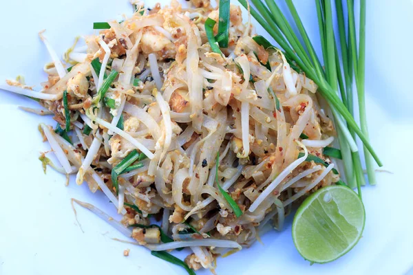 Almohadilla Tailandesa Fideos Arroz Fritos Con Camarones Plato Blanco Aislado — Foto de Stock