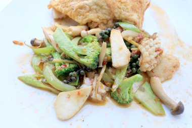 Karabiber ve Tay tarzı omlet beyaz tabak, Tay baharatlı ot yemek pirinç ile karıştırın kızarmış Baharatlı deniz ürünleri / görüntü seçin odak