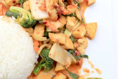 Kızarmış Tofu karışık sebze ve et suyu sosu ile beyaz arka plan üzerinde beyaz tabak ilave edin. Vejetaryen yiyecekler, sağlıklı gıda.