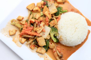 Kızarmış Tofu karışık sebze ve et suyu sosu ile beyaz arka plan üzerinde beyaz tabak ilave edin. Vejetaryen yiyecekler, sağlıklı gıda.