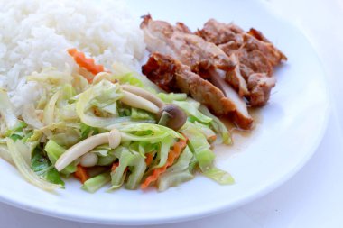 Kızarmış sebze ve ızgara tavuk göğsü ile Tayland pirinç yasemin beyaz tabak beyaz arka plan üzerinde izole ilave edin. Tay tarzında gıda.