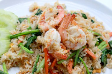 Lezzetli karides kızarmış pilav. Beyaz arka plan, Tayland gıda üzerinde beyaz tabak içinde benzersiz tarzı.