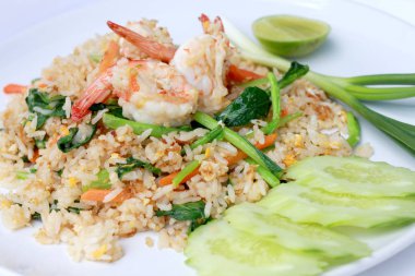 Lezzetli karides kızarmış pilav. Beyaz arka plan, Tayland gıda üzerinde beyaz tabak içinde benzersiz tarzı.