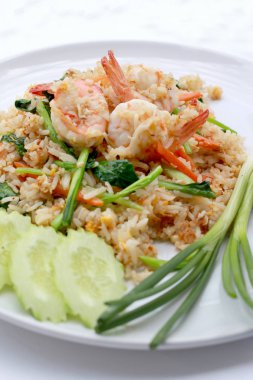 Lezzetli karides kızarmış pilav. Beyaz arka plan, Tayland gıda üzerinde beyaz tabak içinde benzersiz tarzı.