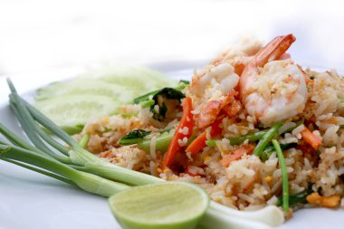 Lezzetli karides kızarmış pilav. Beyaz arka plan, Tayland gıda üzerinde beyaz tabak içinde benzersiz tarzı.