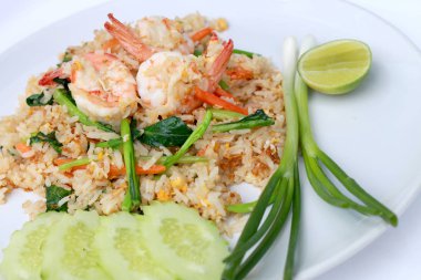 Lezzetli karides kızarmış pilav. Beyaz arka plan, Tayland gıda üzerinde beyaz tabak içinde benzersiz tarzı.