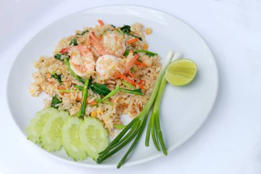 Lezzetli karides kızarmış pilav. Beyaz arka plan, Tayland gıda üzerinde beyaz tabak içinde benzersiz tarzı.