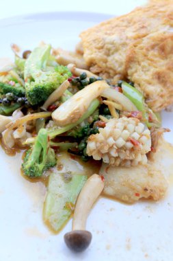 Karabiber ve Tay tarzı omlet beyaz tabak, Tay baharatlı ot yemek pirinç ile karıştırın kızarmış Baharatlı deniz ürünleri / görüntü seçin odak