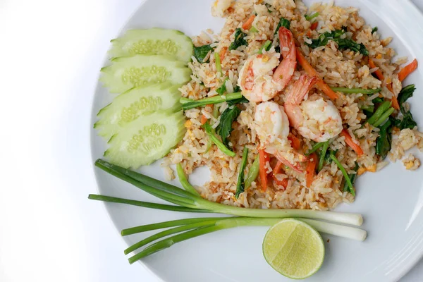 美味虾炒饭 独特的风格 在白色的背景 泰国菜上的白盘子里 — 图库照片
