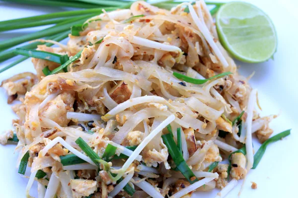 Pad Thai, gebratene Reisnudeln mit Garnelen in weißer Schale isoliert auf weißem Hintergrund. das thailändische Nationalgericht. das beliebte Essen. Thailändische gebratene Nudeln — Stockfoto