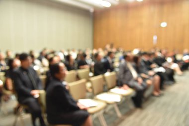 Eğitim kişi ve meslek seminer ve hoparlör için konferans odasında oturup iş adamları bulanık görüntü yeni teknoloji ve fikir paylaşımı ile içerik etkinliği sunuluyor.
