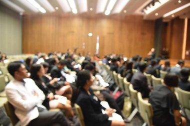 Eğitim kişi ve meslek seminer ve hoparlör için konferans odasında oturup iş adamları bulanık görüntü yeni teknoloji ve fikir paylaşımı ile içerik etkinliği sunuluyor.