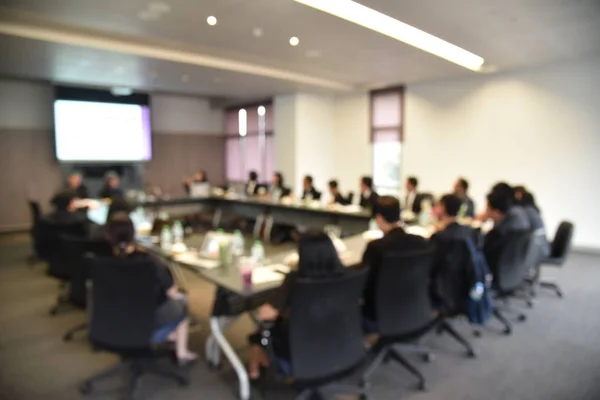 Image floue des gens de l'éducation et des gens d'affaires assis dans la salle de conférence pour le séminaire de la profession et l'orateur présente les nouvelles technologies et le partage d'idées avec le projet d'activité de contenu . — Photo