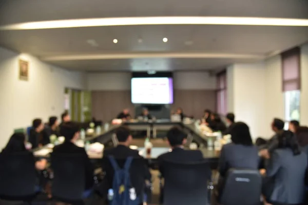 Blurred image of education people and business people sitting in conference room for profession seminar and the speaker is presenting new technology and idea sharing with the content activity project. — Stock Photo, Image
