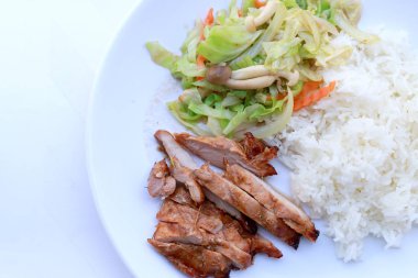 Kızarmış sebze ve ızgara tavuk göğsü ile Tayland pirinç yasemin beyaz tabak beyaz arka plan üzerinde izole ilave edin. Tay tarzında gıda.