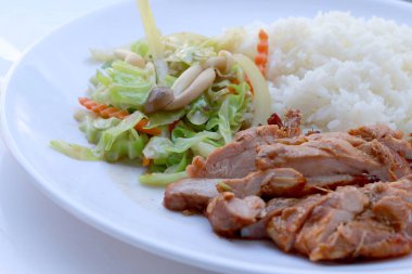 Kızarmış sebze ve ızgara tavuk göğsü ile Tayland pirinç yasemin beyaz tabak beyaz arka plan üzerinde izole ilave edin. Tay tarzında gıda.