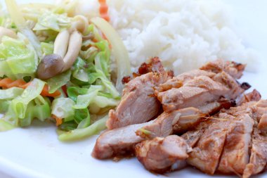 Kızarmış sebze ve ızgara tavuk göğsü ile Tayland pirinç yasemin beyaz tabak beyaz arka plan üzerinde izole ilave edin. Tay tarzında gıda.