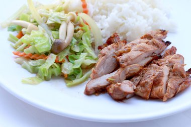 Kızarmış sebze ve ızgara tavuk göğsü ile Tayland pirinç yasemin beyaz tabak beyaz arka plan üzerinde izole ilave edin. Tay tarzında gıda.