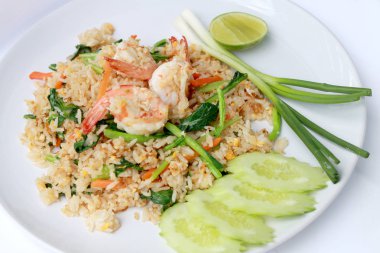 Lezzetli karides kızarmış pilav. Beyaz arka plan, Tayland gıda üzerinde beyaz tabak içinde benzersiz tarzı.