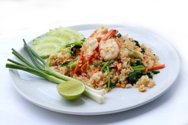 Lezzetli karides kızarmış pilav. Beyaz arka plan, Tayland gıda üzerinde beyaz tabak içinde benzersiz tarzı.