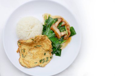 Gevrek domuz eti ile kızarmış kale ve pirinç Tay omlet beyaz bulaşık iisolated beyaz arka plan, Tayland yemekleri üzerine ilave edin