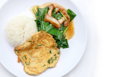 Gevrek domuz eti ile kızarmış kale ve pirinç Tay omlet beyaz bulaşık iisolated beyaz arka plan, Tayland yemekleri üzerine ilave edin