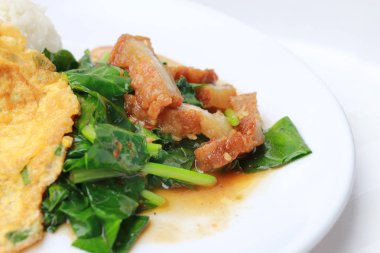 Gevrek domuz eti ile kızarmış kale ve pirinç Tay omlet beyaz bulaşık iisolated beyaz arka plan, Tayland yemekleri üzerine ilave edin