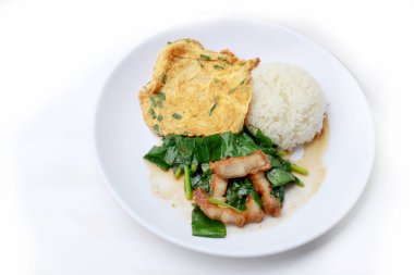 Gevrek domuz eti ile kızarmış kale ve pirinç Tay omlet beyaz bulaşık iisolated beyaz arka plan, Tayland yemekleri üzerine ilave edin