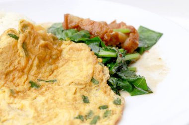 Gevrek domuz eti ile kızarmış kale ve pirinç Tay omlet beyaz bulaşık iisolated beyaz arka plan, Tayland yemekleri üzerine ilave edin