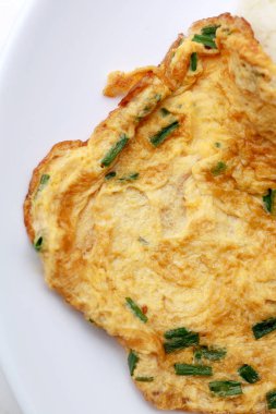 Beyaz arka plan üzerinde izole beyaz tabak pirinç yasemin ile servis omlet