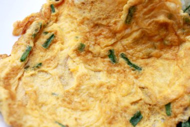 Beyaz arka plan üzerinde izole beyaz tabak pirinç yasemin ile servis omlet