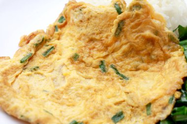 Beyaz arka plan üzerinde izole beyaz tabak pirinç yasemin ile servis omlet