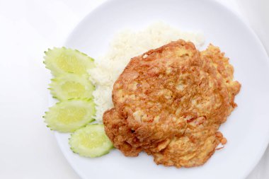 Beyaz arka plan üzerinde izole beyaz tabak pirinç yasemin ile servis omlet