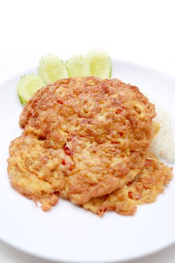 Beyaz arka plan üzerinde izole beyaz tabak pirinç yasemin ile servis omlet