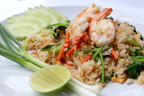 Вкусный жареный рис с креветками. Уникальный стиль в белом блюде на белом фоне, тайская кухня . — стоковое фото