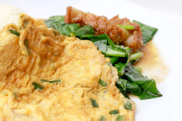 Rör Stekt Grönkål Med Knaperstekt Fläsk Och Thailändsk Omelett Med — Stockfoto