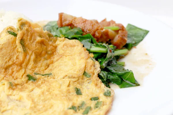 Rör stekt grönkål med knaperstekt fläsk och thailändsk omelett med ris i vita skålen iisolated på vit bakgrund, thaimat — Stockfoto