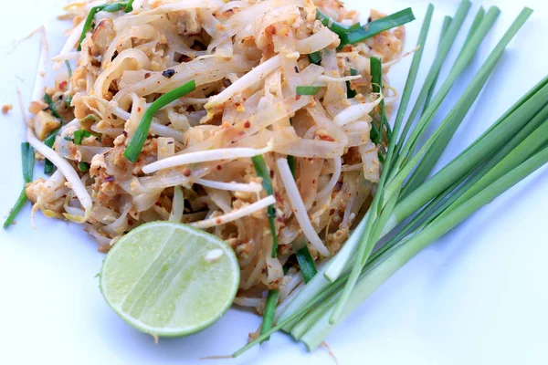 Pad Thai, gesauteerde rijstnoedels met garnalen in witte schotel geïsoleerd op witte achtergrond. Één van Thailand's nationale hoofdgerecht. de populaire voedsel. Thaise noedels — Stockfoto