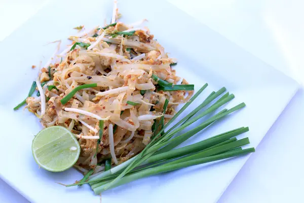 Pad Thai, keverjük sült garnélarák fehér rizstészta étel a elszigetelt fehér háttér. Az egyik thaiföldi nemzeti főétel. a közkedvelt étel. Thai sült tészta — Stock Fotó