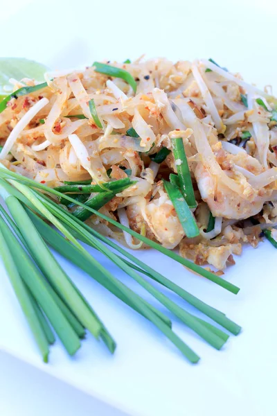 Pad Thai, nouilles de riz sautées avec des crevettes dans un plat blanc isolé sur fond blanc. Celui du plat principal national de Thaïlande. la nourriture populaire. nouilles frites thaïlandaises — Photo