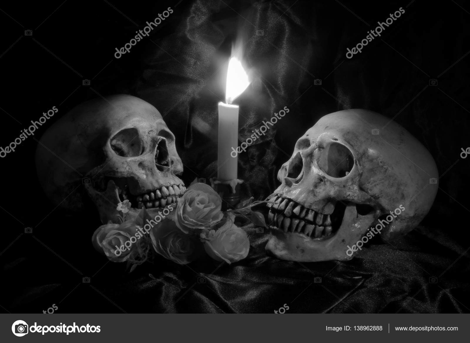 头骨束花和蜡烛的光芒与黑色木制的桌子上，晚上的时间，在黑色和白色背景/仍然生活方式——图库图片© n.nonthamand.gmail.com  #138962888, image size:1600x1167