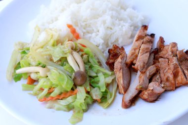 Kızarmış sebze ve ızgara tavuk göğsü ile Tayland pirinç yasemin beyaz tabak beyaz arka plan üzerinde izole ilave edin. Tay tarzında gıda.