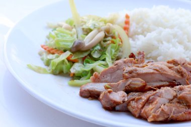 Kızarmış sebze ve ızgara tavuk göğsü ile Tayland pirinç yasemin beyaz tabak beyaz arka plan üzerinde izole ilave edin. Tay tarzında gıda.