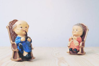 Büyükannem ve büyükbabam Bebek Çin Tekdüzen stili ayakta ahşap arka plan üzerinde. Çin yeni yılı