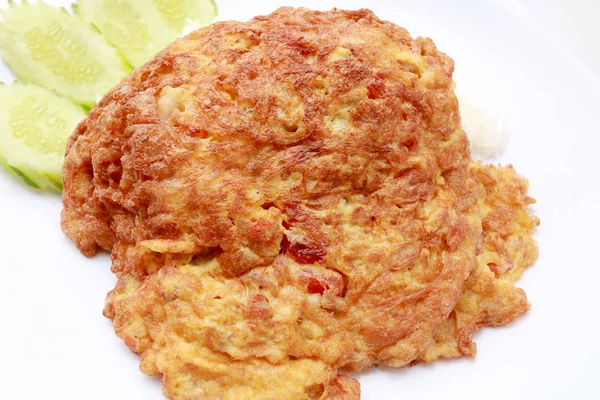 Omelet disajikan dengan melati beras di piring putih terisolasi pada latar belakang putih — Stok Foto