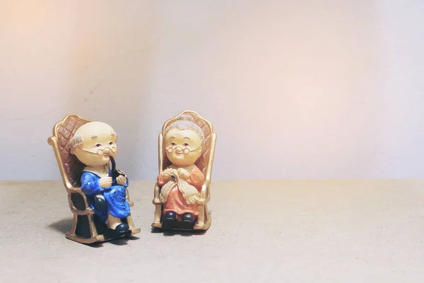 Muñecas de abuela y abuelo en estilo uniforme chino de pie sobre fondo de madera. en chino año nuevo — Foto de Stock