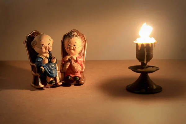 Bambole della nonna e del nonno in stile uniforme cinese in piedi su sfondo di legno. nel capodanno cinese — Foto Stock