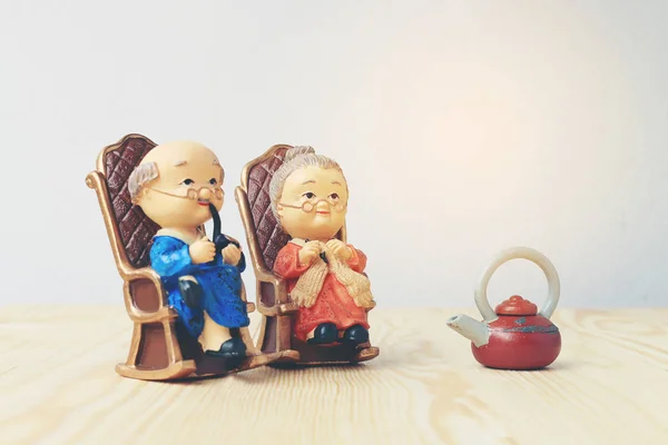 Muñecas de abuela y abuelo en estilo uniforme chino de pie sobre fondo de madera. en chino año nuevo — Foto de Stock