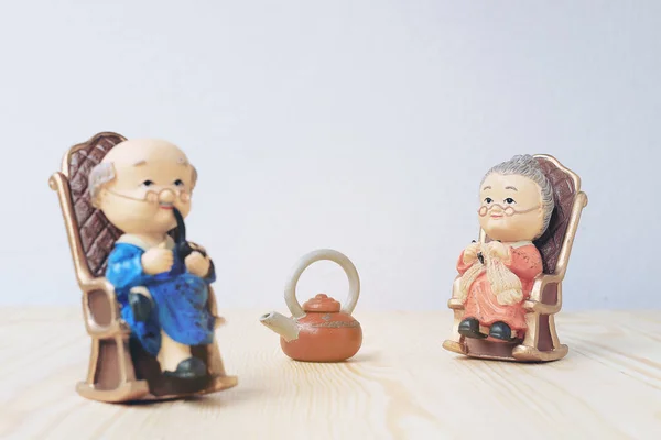 奶奶和爷爷的娃娃在中国统一的风格站在木制的背景。在中国农历新年 — 图库照片
